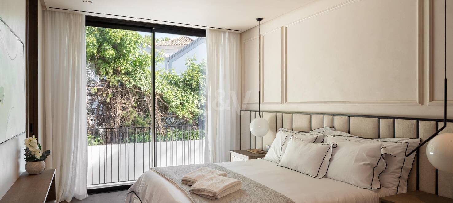 Tropisches Oase mit verborgenem Höhlen-Spa und Wasserfall