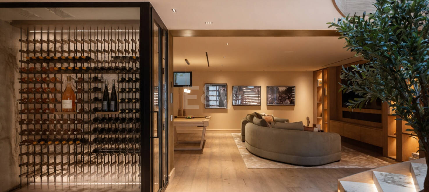 Tropisches Oase mit verborgenem Höhlen-Spa und Wasserfall