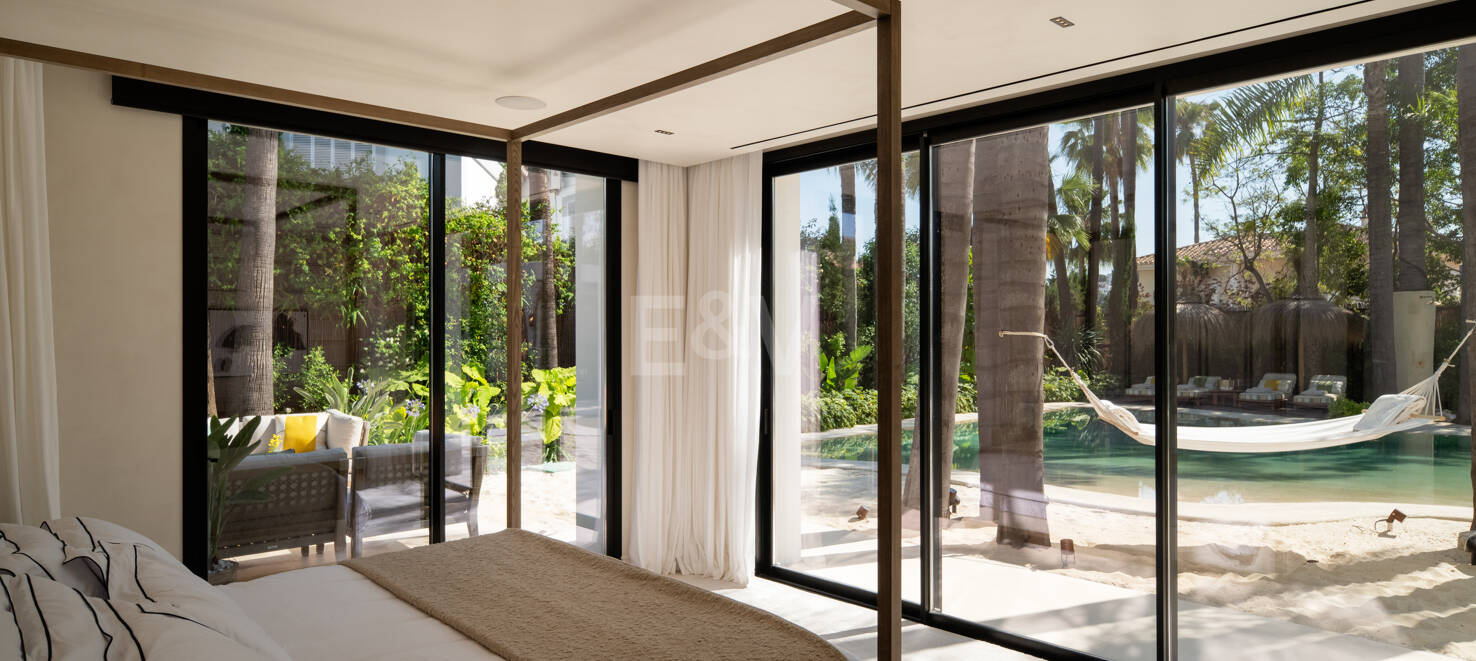 Tropisches Oase mit verborgenem Höhlen-Spa und Wasserfall