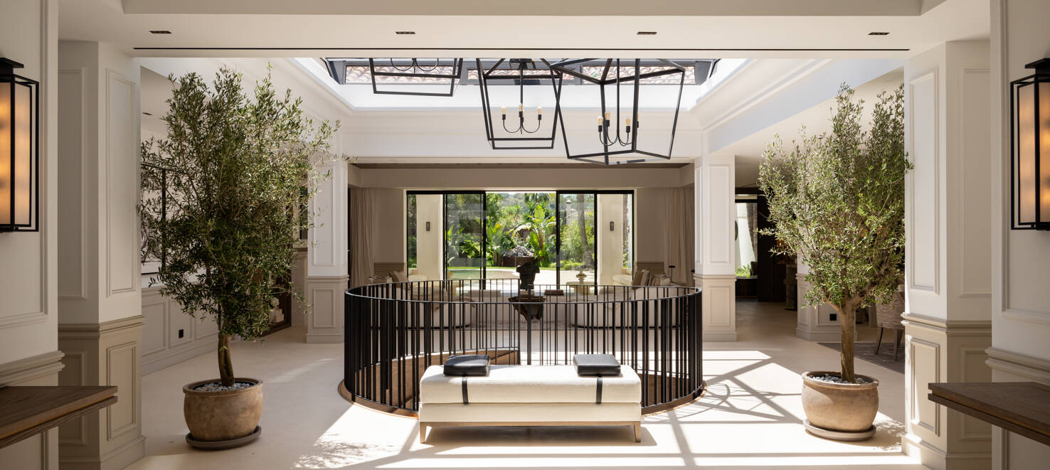 Tropisches Oase mit verborgenem Höhlen-Spa und Wasserfall