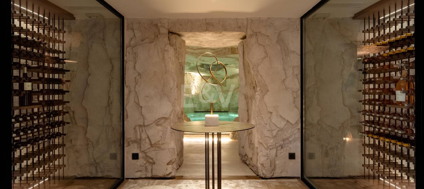 Tropisches Oase mit verborgenem Höhlen-Spa und Wasserfall