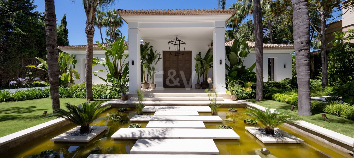 Tropisches Oase mit verborgenem Höhlen-Spa und Wasserfall