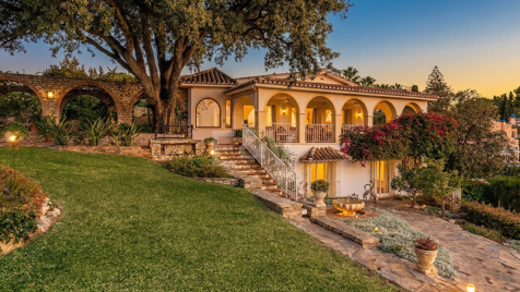 Villa with Exceptional Panoramic Sea Views