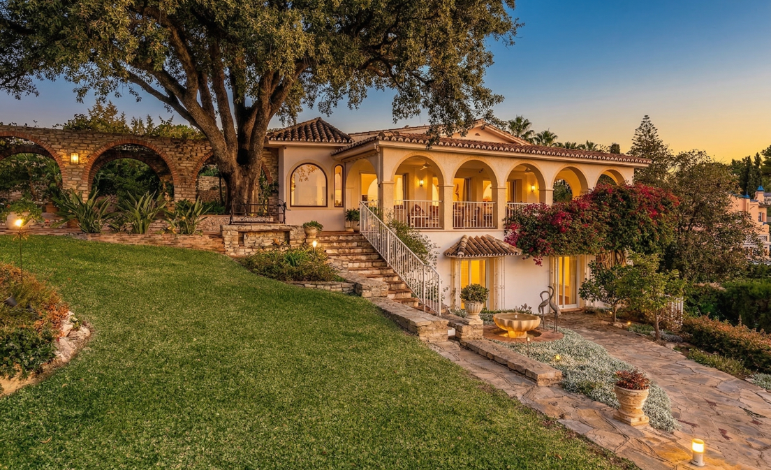 Villa with Exceptional Panoramic Sea Views