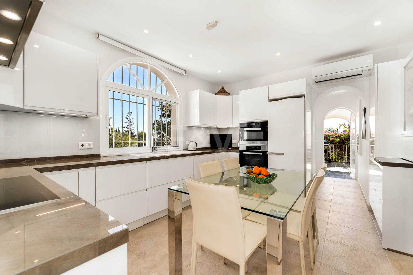 Villa mit außergewöhnlichem Panoramablick auf das Meer