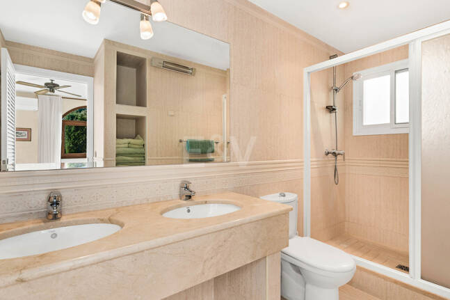 Villa med exceptionell panoramautsikt över havet