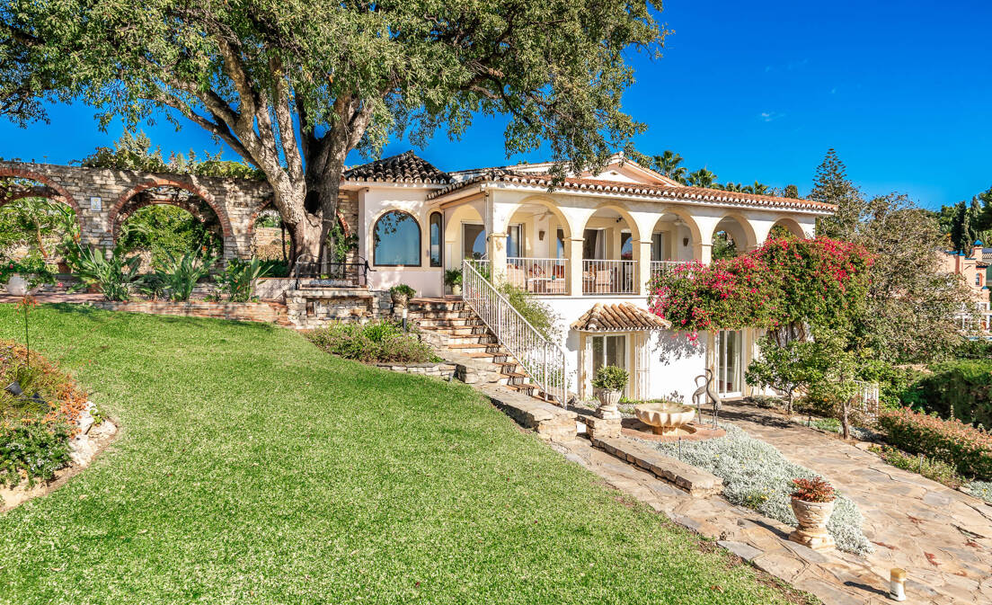 Villa with Exceptional Panoramic Sea Views