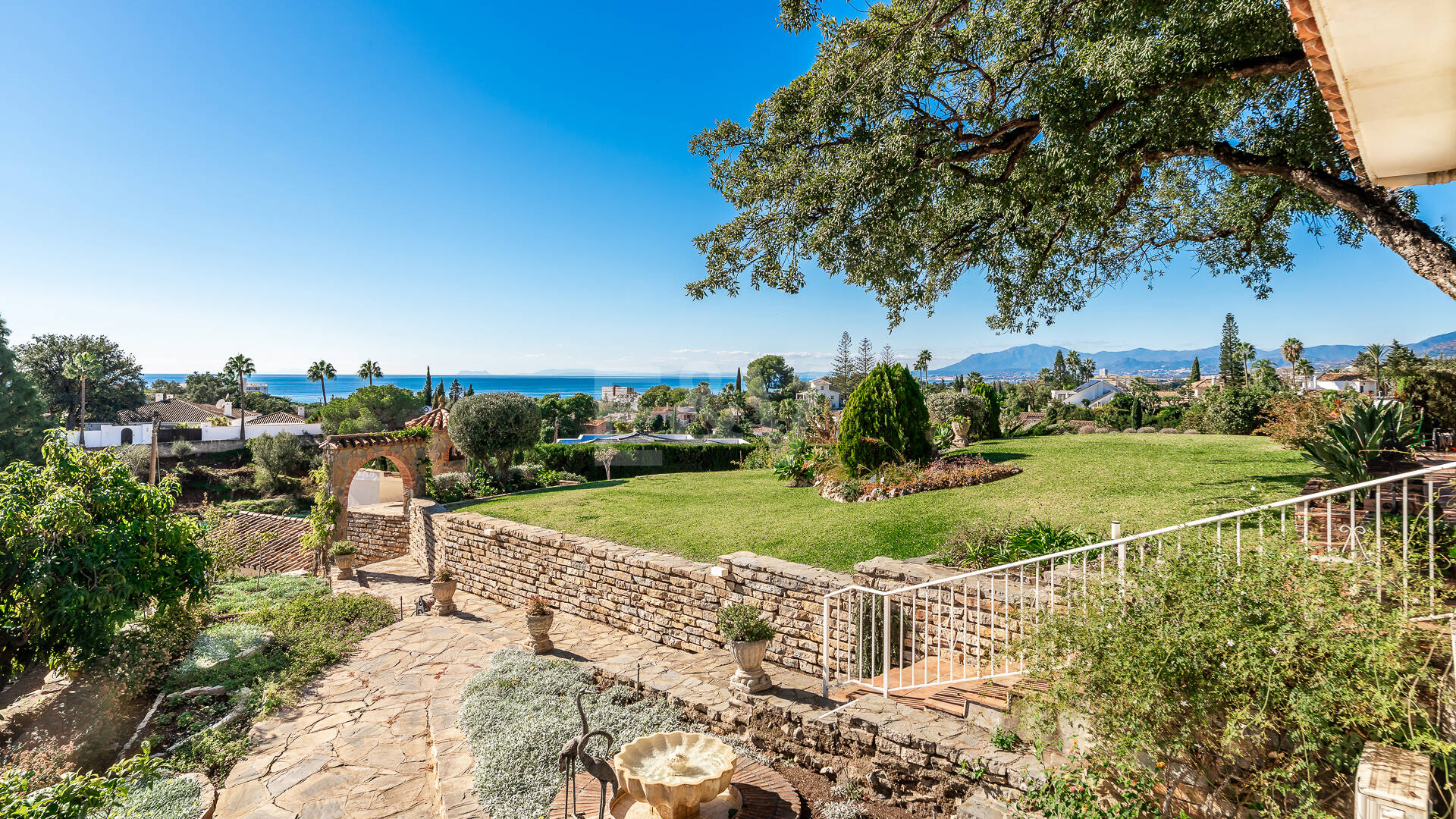 Villa med exceptionell panoramautsikt över havet