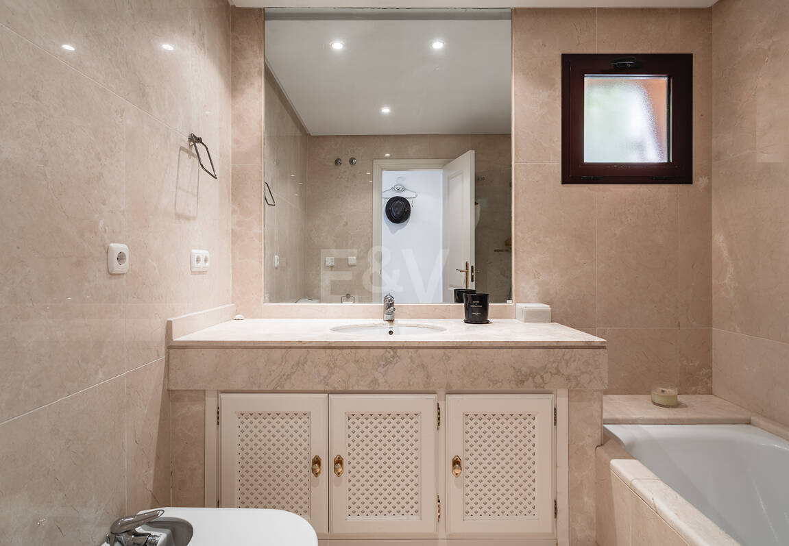 Eleganckie mieszkanie z widokiem na morze otoczone naturą