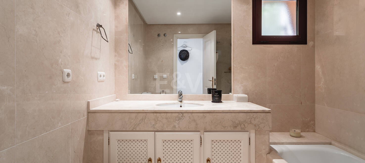 Elegante Meerblickwohnung inmitten der Natur