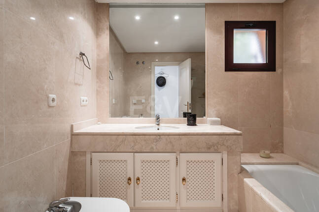 Eleganckie mieszkanie z widokiem na morze otoczone naturą