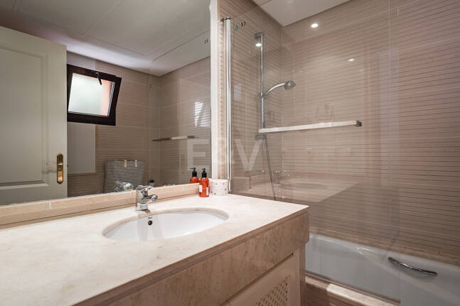 Eleganckie mieszkanie z widokiem na morze otoczone naturą