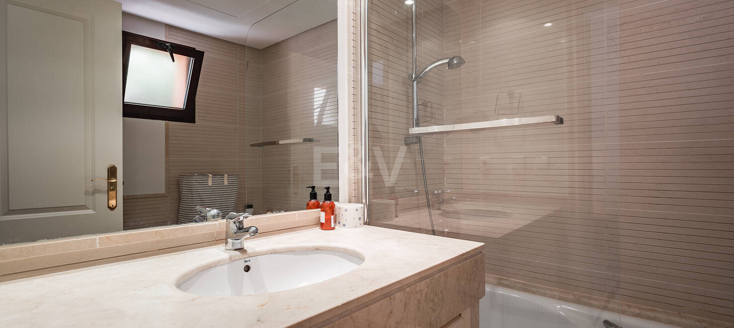 Elegante Meerblickwohnung inmitten der Natur