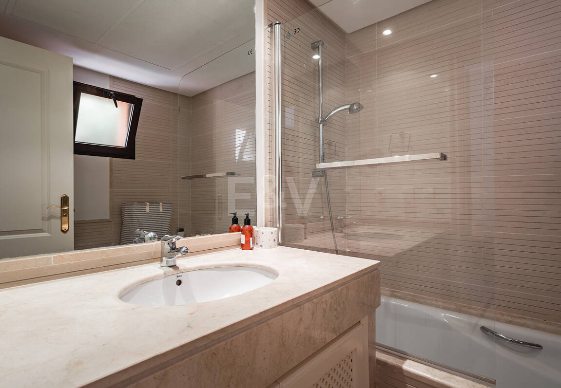 Eleganckie mieszkanie z widokiem na morze otoczone naturą