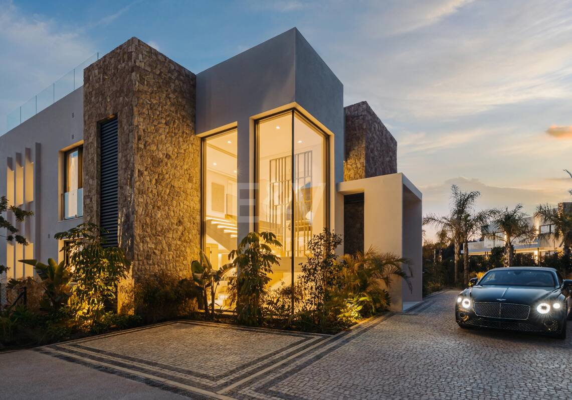 Spektakuläre brandneue Luxusvilla im Marbella Hill Club