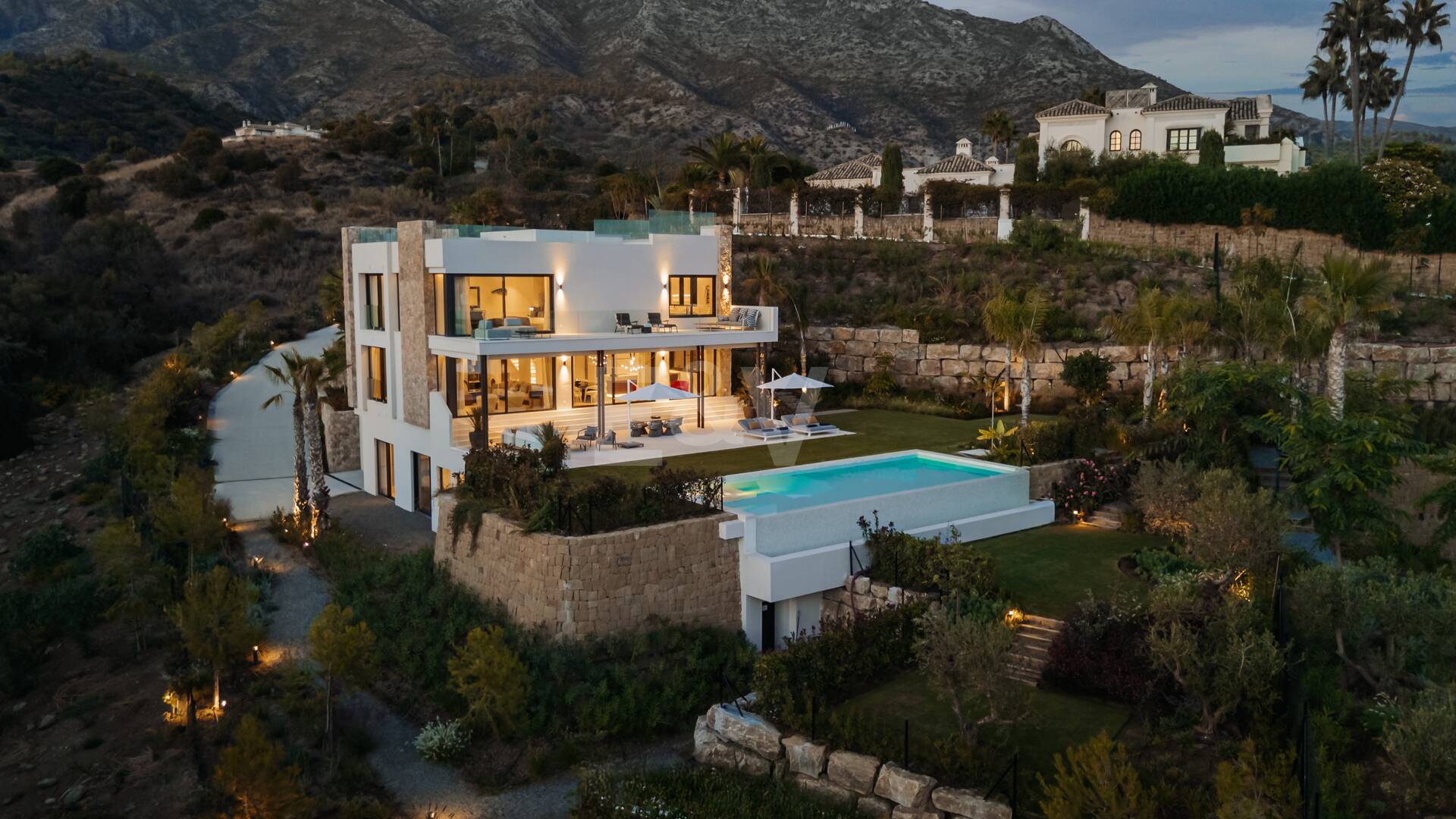 Atemberaubende brandneue Luxusvilla im Marbella Hill Club