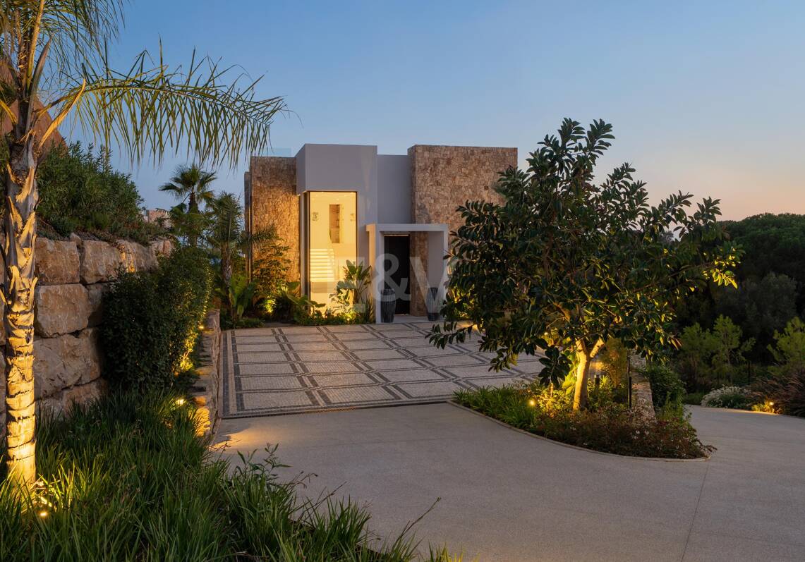 Impresionante Villa de Lujo a Estrenar en Marbella Hill Club