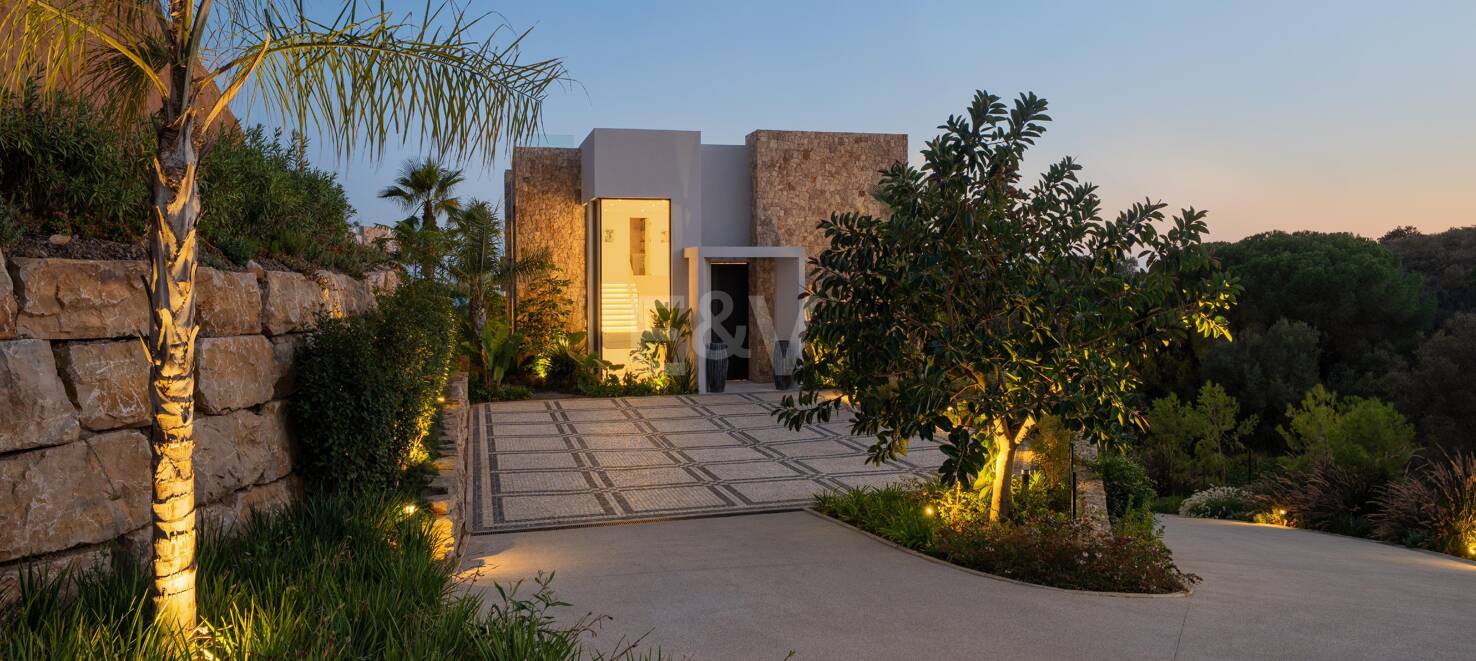 Stunning Brand New Luxury Villa in Marbella Hill Club