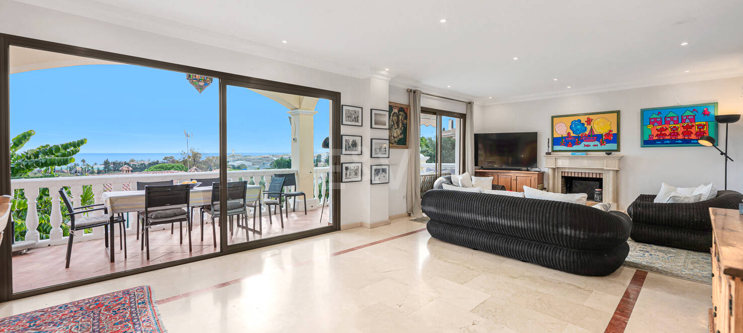 Villa Luminosa con Vistas Panorámicas al Mar y Solárium en la Azotea