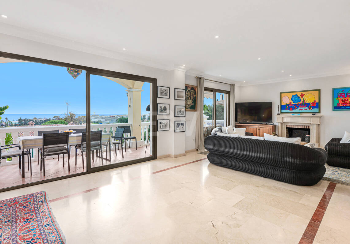 Villa Luminosa con Vistas Panorámicas al Mar y Solárium en la Azotea