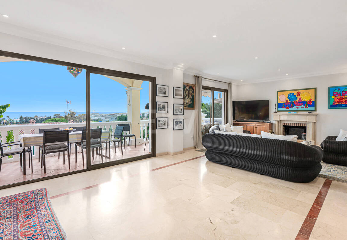 Bright Villa with Panoramic Sea Views and Rooftop Solarium