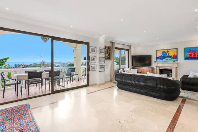 Bright Villa with Panoramic Sea Views and Rooftop Solarium