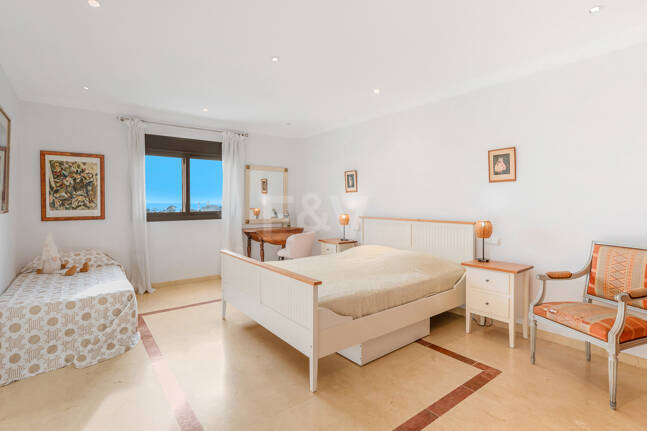 Bright Villa with Panoramic Sea Views and Rooftop Solarium