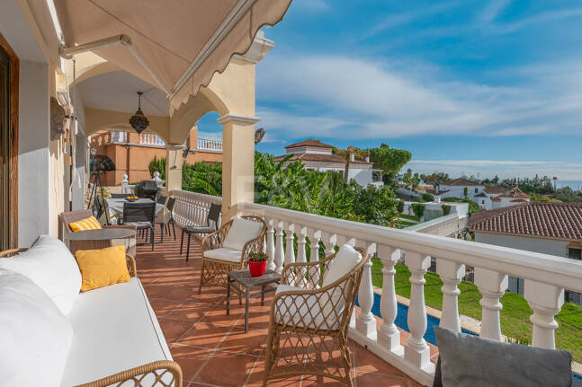 Bright Villa with Panoramic Sea Views and Rooftop Solarium