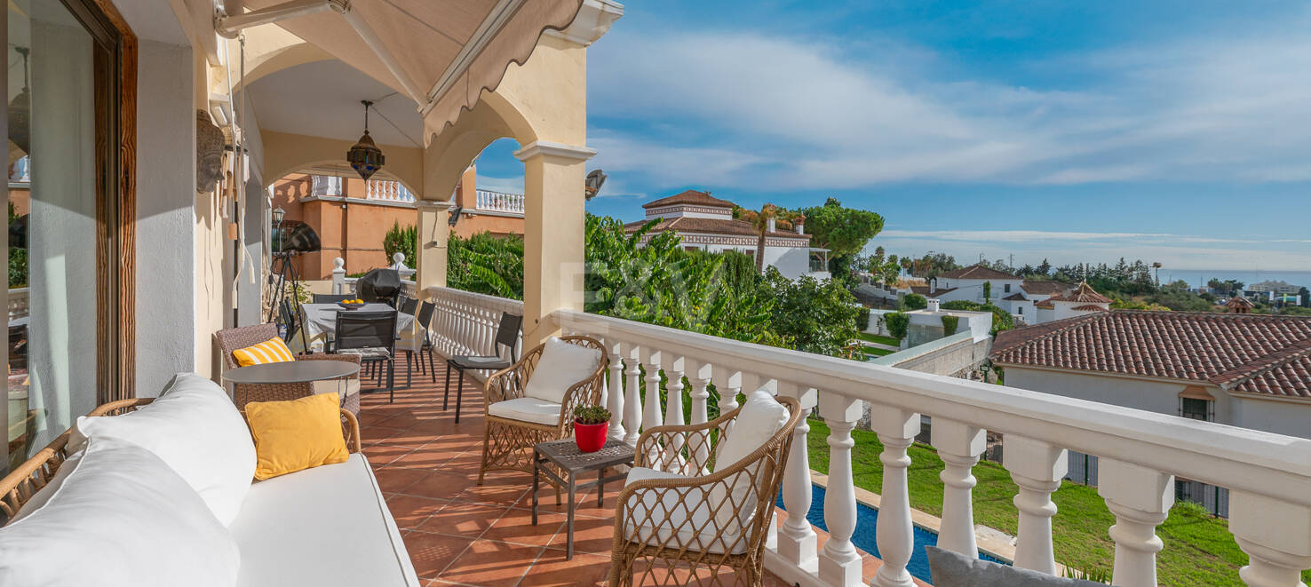Villa Luminosa con Vistas Panorámicas al Mar y Solárium en la Azotea