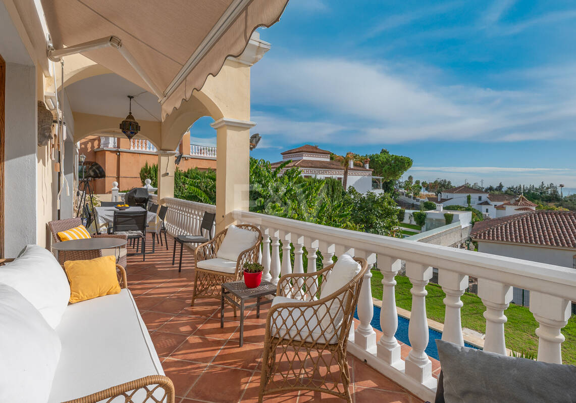 Villa Luminosa con Vistas Panorámicas al Mar y Solárium en la Azotea