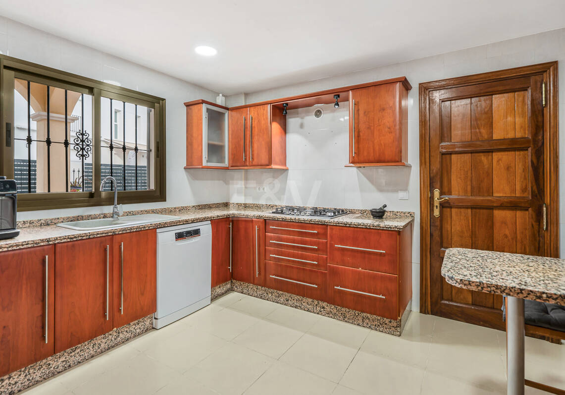 Villa Luminosa con Vistas Panorámicas al Mar y Solárium en la Azotea