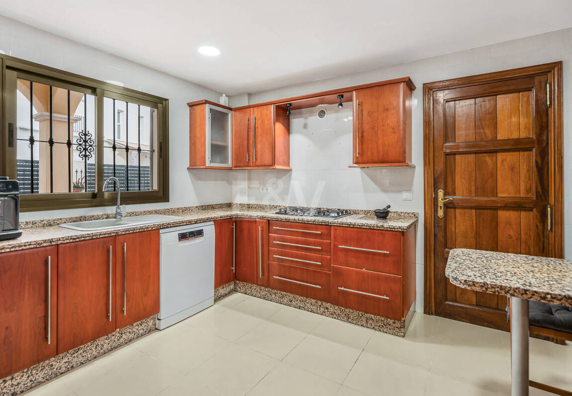 Bright Villa with Panoramic Sea Views and Rooftop Solarium