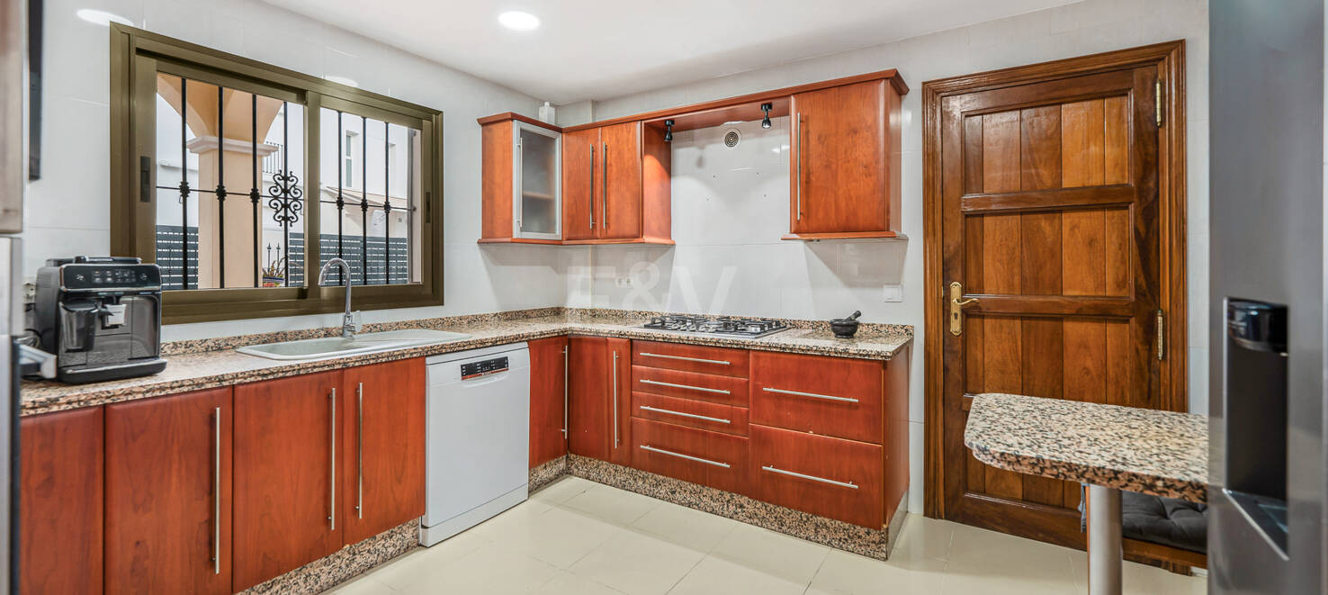 Villa Luminosa con Vistas Panorámicas al Mar y Solárium en la Azotea