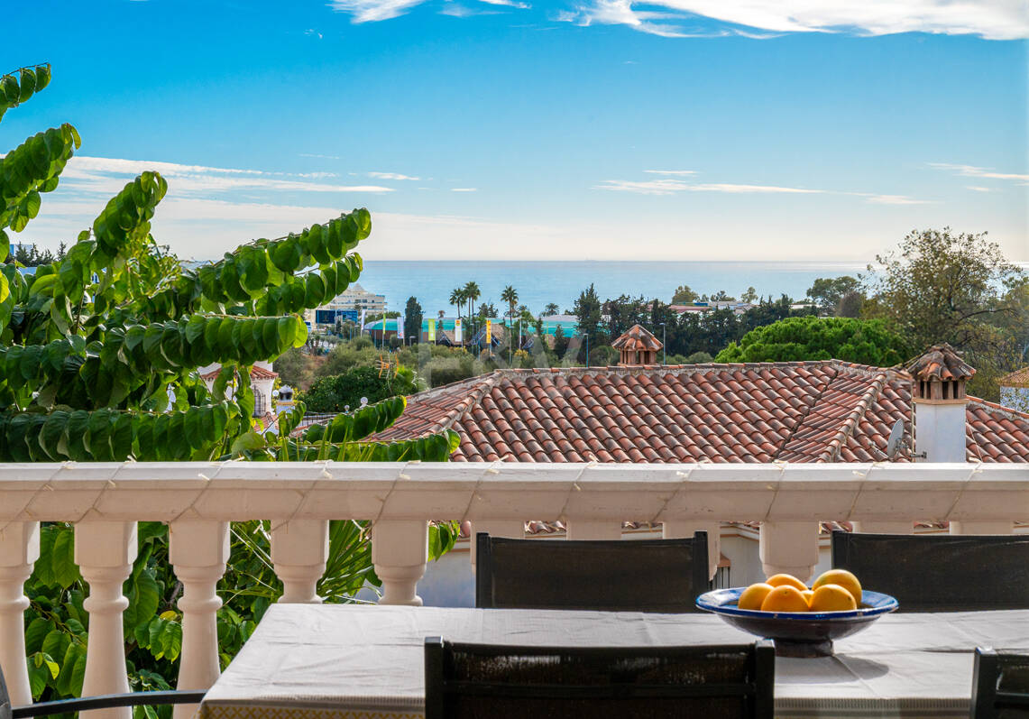 Villa Luminosa con Vistas Panorámicas al Mar y Solárium en la Azotea