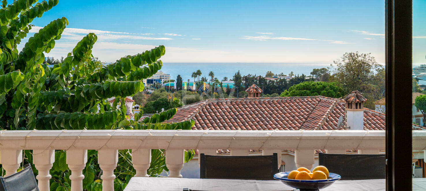 Villa Luminosa con Vistas Panorámicas al Mar y Solárium en la Azotea
