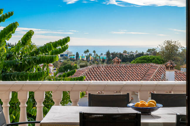 Bright Villa with Panoramic Sea Views and Rooftop Solarium