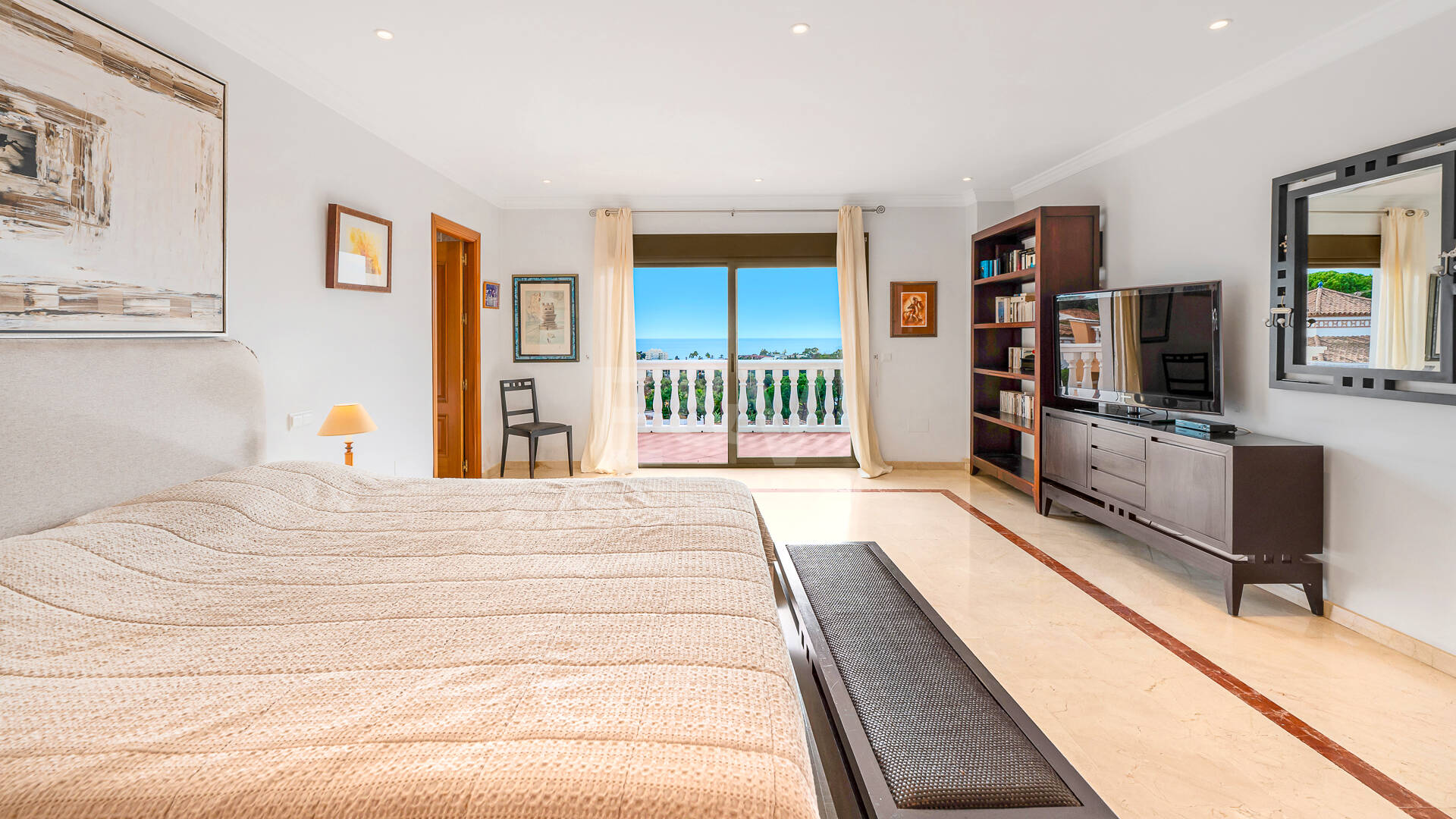 Bright Villa with Panoramic Sea Views and Rooftop Solarium