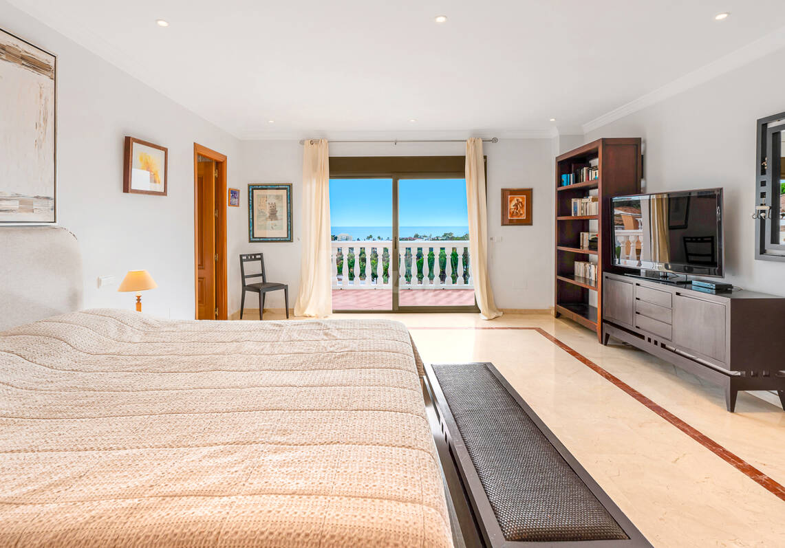 Villa Luminosa con Vistas Panorámicas al Mar y Solárium en la Azotea