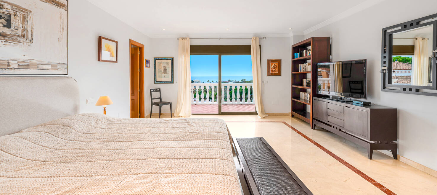 Villa Luminosa con Vistas Panorámicas al Mar y Solárium en la Azotea