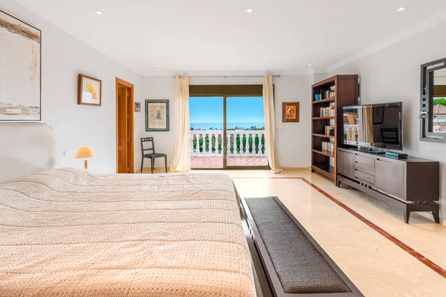 Bright Villa with Panoramic Sea Views and Rooftop Solarium