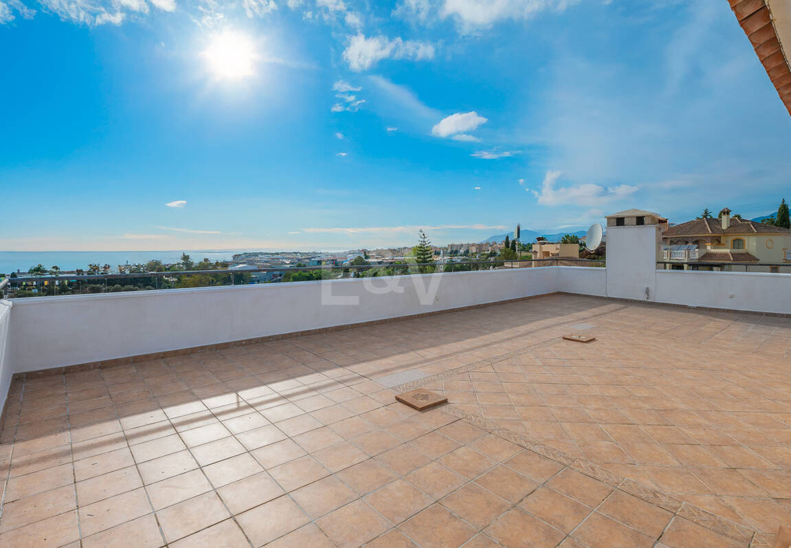 Bright Villa with Panoramic Sea Views and Rooftop Solarium