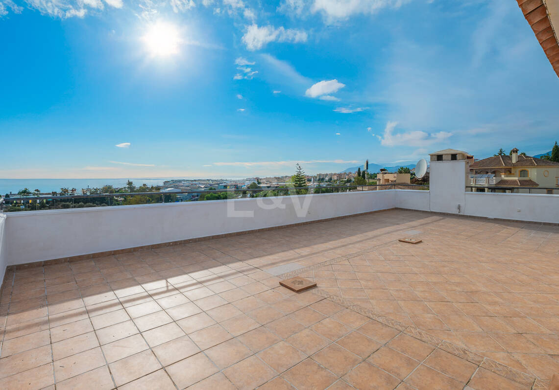Villa Luminosa con Vistas Panorámicas al Mar y Solárium en la Azotea