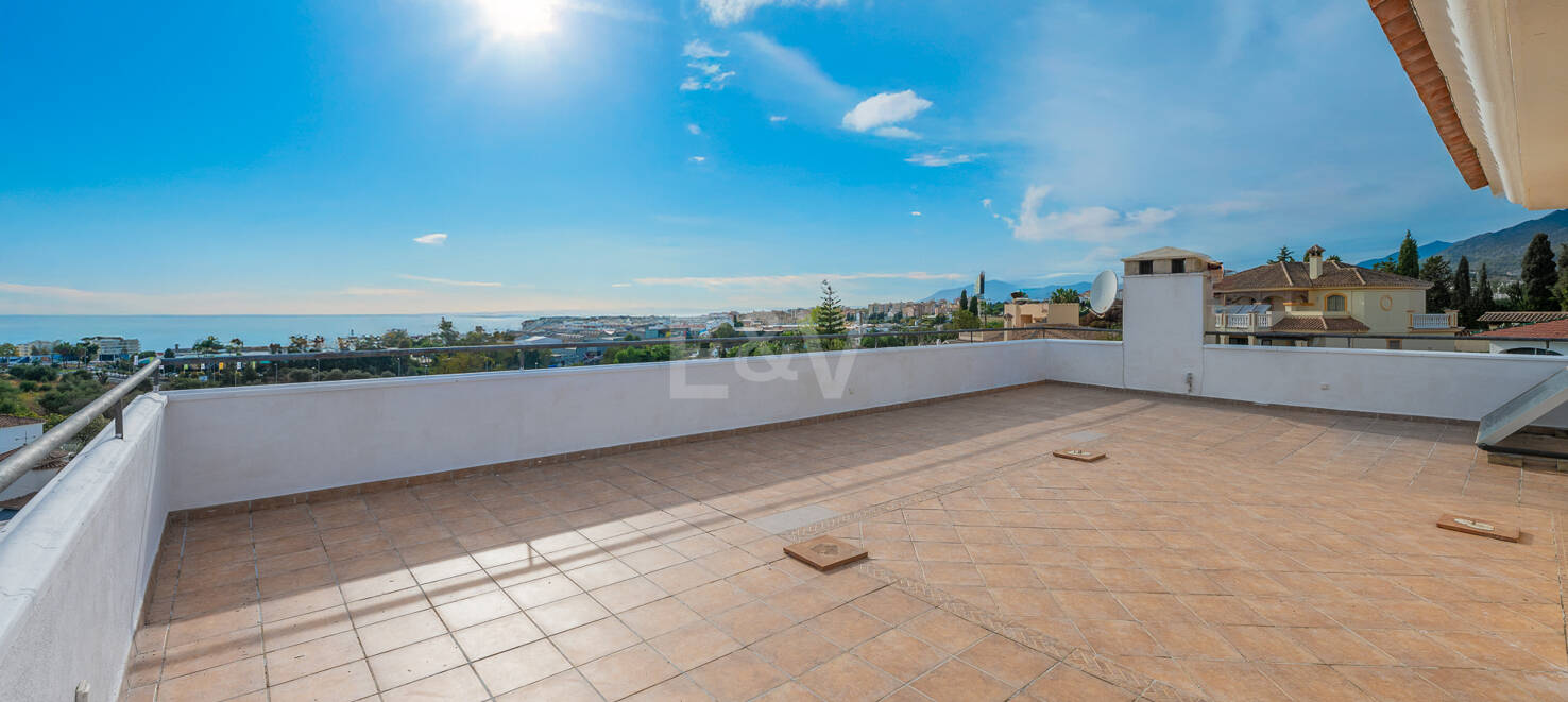 Villa Luminosa con Vistas Panorámicas al Mar y Solárium en la Azotea