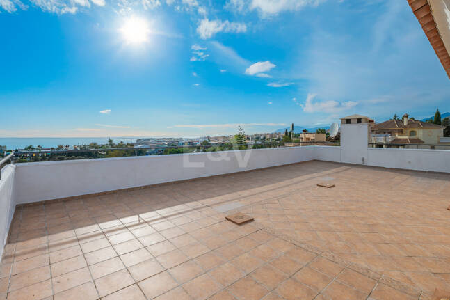 Bright Villa with Panoramic Sea Views and Rooftop Solarium