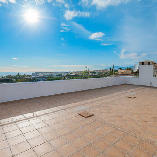 Villa Luminosa con Vistas Panorámicas al Mar y Solárium en la Azotea