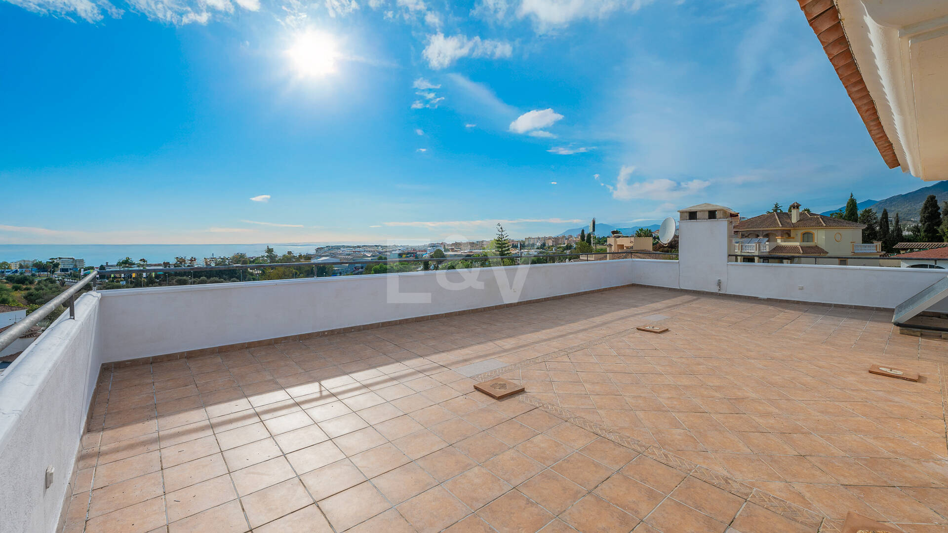 Bright Villa with Panoramic Sea Views and Rooftop Solarium