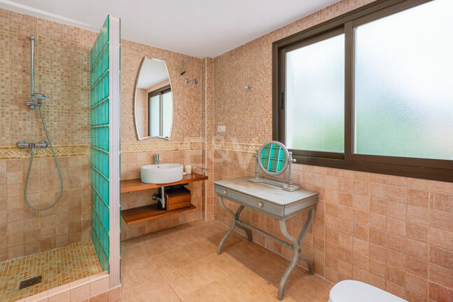 Bright Villa with Panoramic Sea Views and Rooftop Solarium