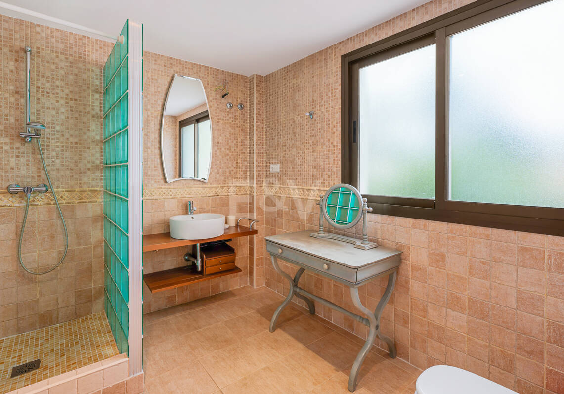 Villa Luminosa con Vistas Panorámicas al Mar y Solárium en la Azotea