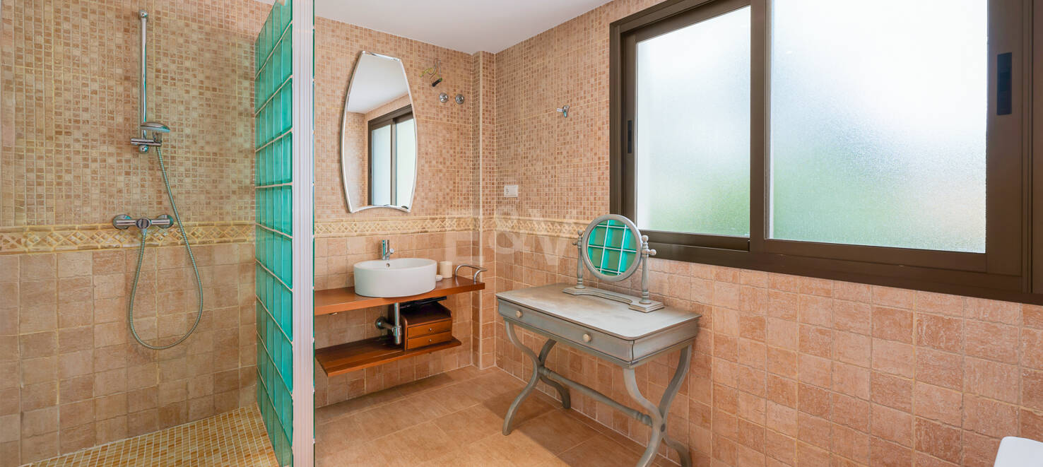 Villa Luminosa con Vistas Panorámicas al Mar y Solárium en la Azotea