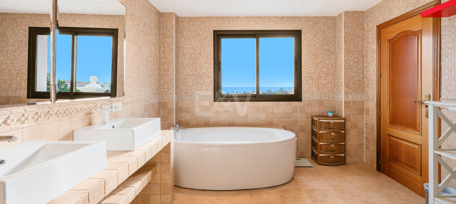 Villa Luminosa con Vistas Panorámicas al Mar y Solárium en la Azotea